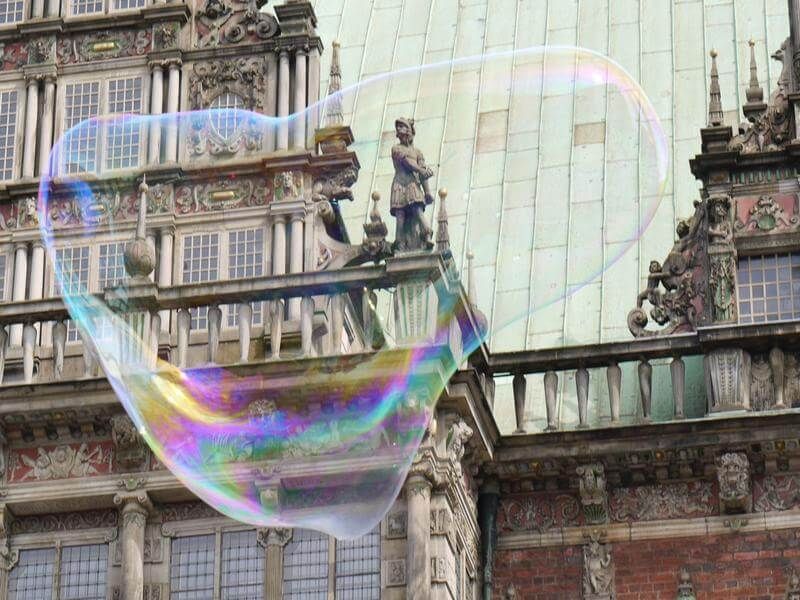 Riesen-Seifenblase vor dem Bremer Rathaus - Foto von Kirsten Vogel