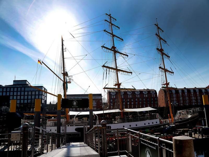 Bremen in Szene - Alexander von Humboldt im Hafen